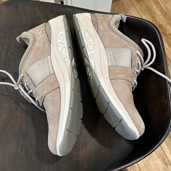 Aravon taupe lace ups - Picture 6 of 8